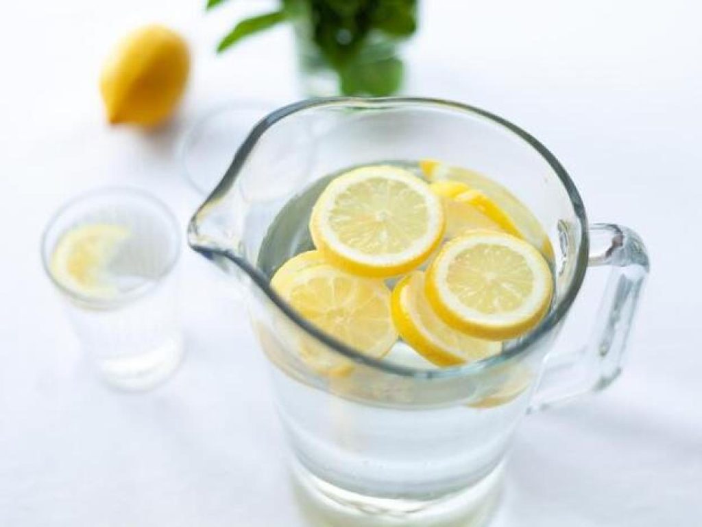 Agua con limón en ayunas: cuáles son sus beneficios y contraindicaciones